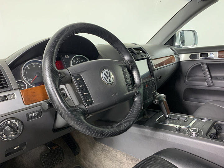 VOLKSWAGEN Touareg 3.2, 2004 года, Автоматическая, Серебристый