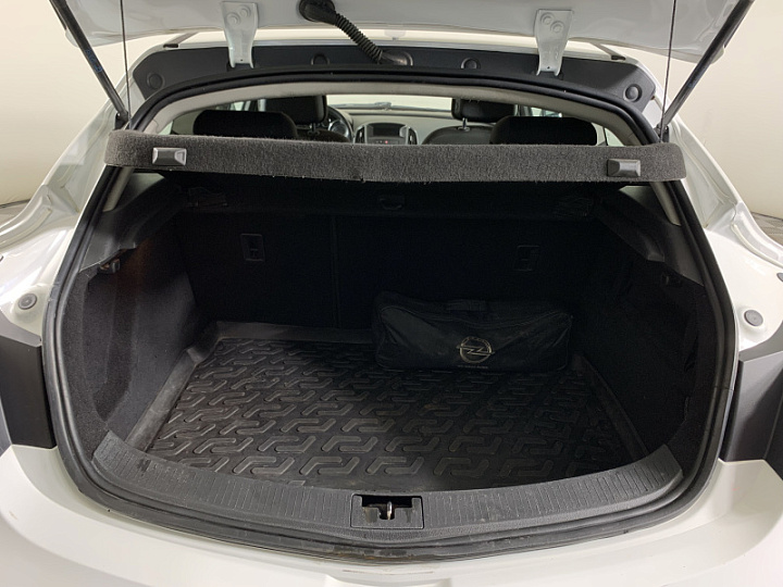 Opel Astra 1.8, 2012 года, Механика, Белый