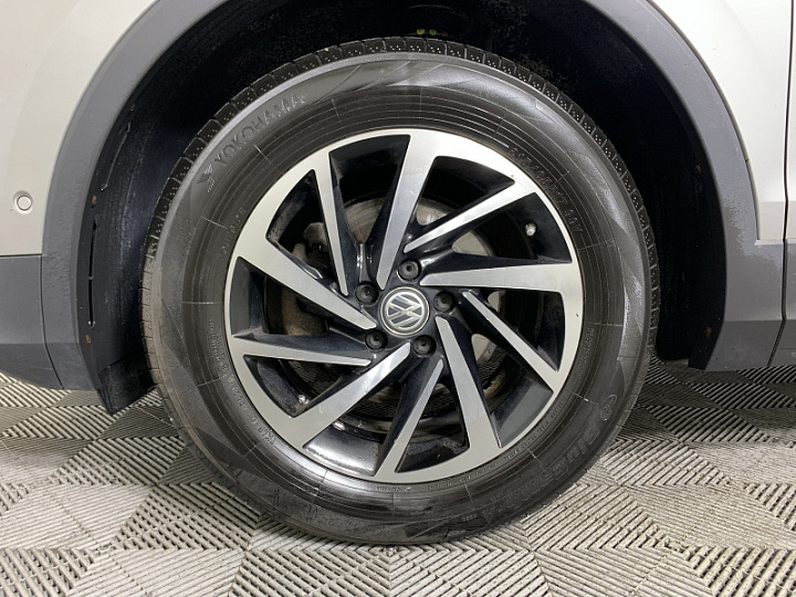 Volkswagen Tiguan 1.4, 2018 года, Робот, cеребристый