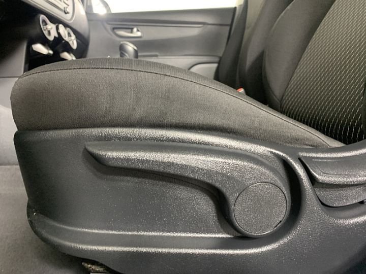 KIA Rio X-Line 1.6, 2018 года, Механика, Серебристый