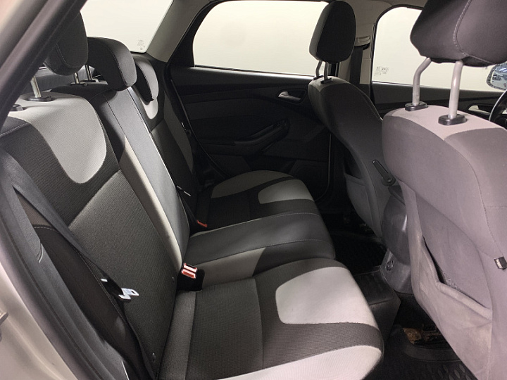 Ford Focus 1.6, 2014 года, Механика, Серебристый