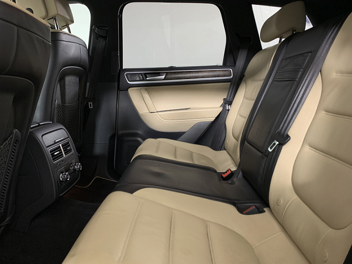 VOLKSWAGEN Touareg 4.1, 2011 года, Автоматическая, Серебристо-желтый