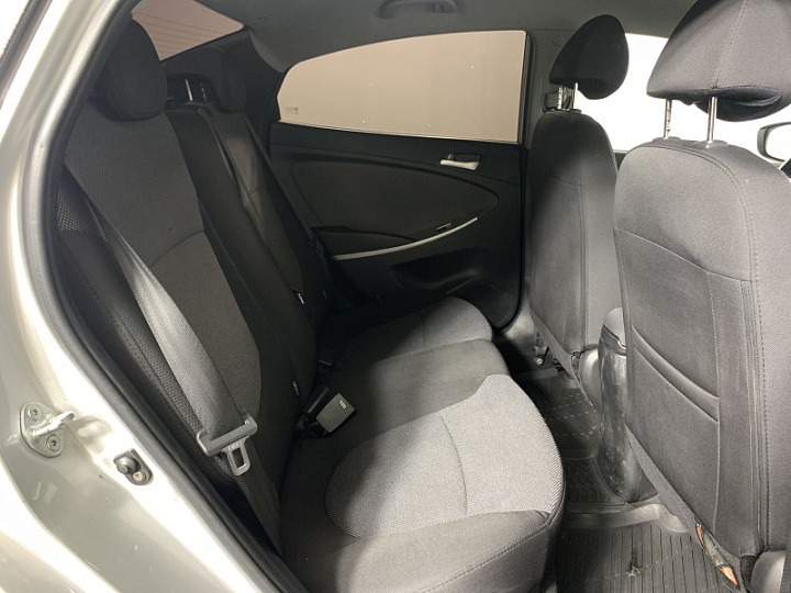 Hyundai Solaris 1.6, 2013 года, Механика, Серебристый