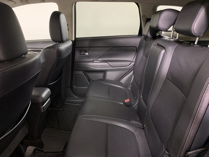 Mitsubishi Outlander 2.4, 2016 года, Вариатор, ЧЕРНЫЙ