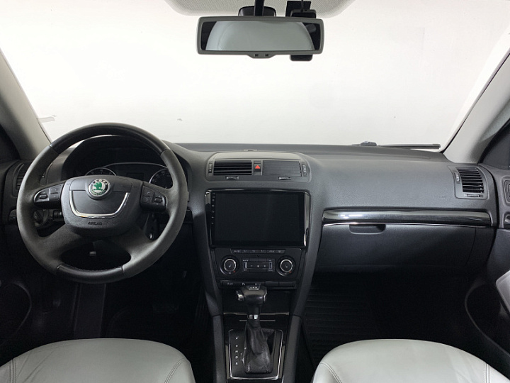 SKODA Octavia 1.8, 2011 года, Робот, БЕЛЫЙ