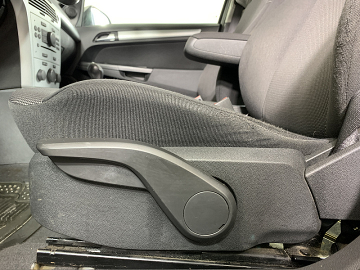 OPEL Astra 1.6, 2010 года, Робот, Серебристый