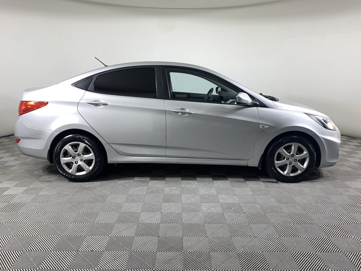 Hyundai Solaris 1.6, 2013 года, Механика, Серебристый