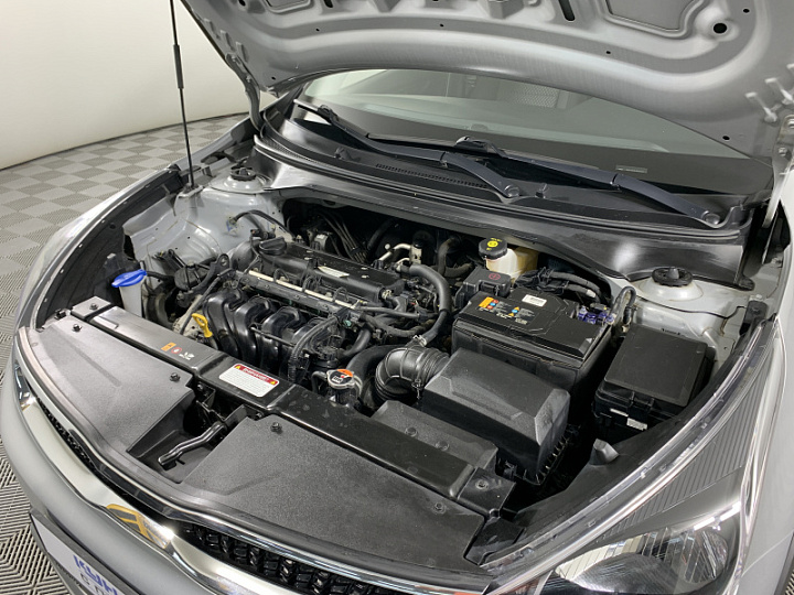 KIA Rio X-Line 1.6, 2018 года, Механика, Серебристый