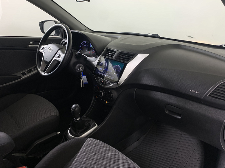 Hyundai Solaris 1.6, 2013 года, Механика, Серебристый