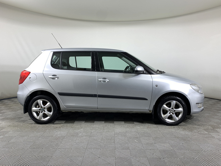 SKODA Fabia 1.4, 2011 года, Механика, Серебристый