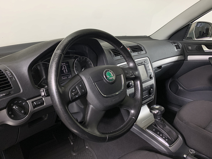 Skoda Octavia 1.8, 2012 года, Автоматическая, Бежевый