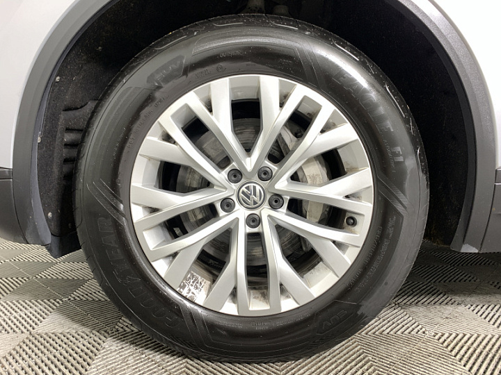 VOLKSWAGEN Touareg 3, 2018 года, Автоматическая, Серебристый