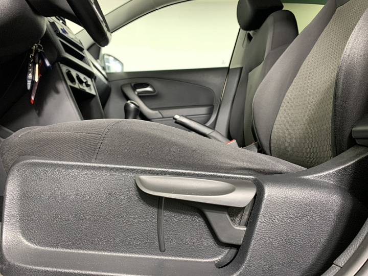 VOLKSWAGEN Polo 1.6, 2012 года, Механика, Серебристо-желтый