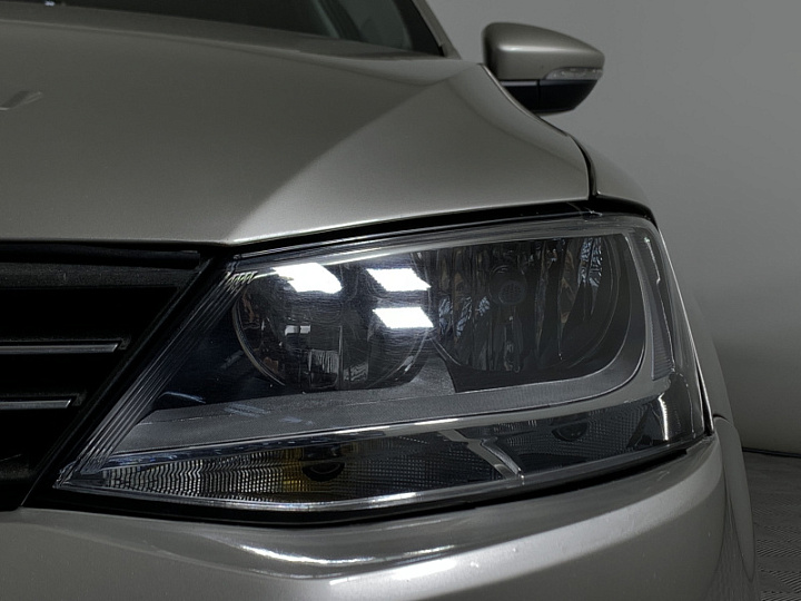 VOLKSWAGEN Jetta 1.6, 2012 года, Механика, Серебристо-желтый