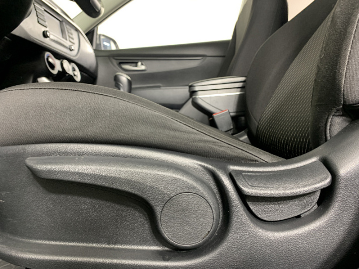 KIA Rio X-Line 1.4, 2017 года, Механика, Серебристый