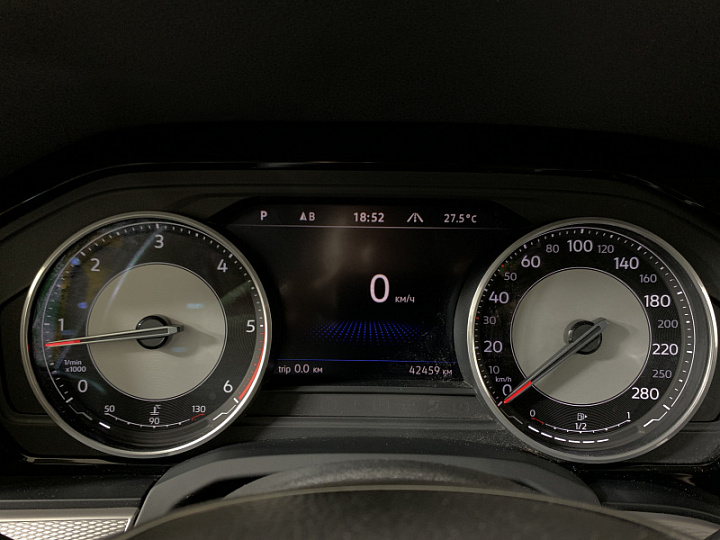 VOLKSWAGEN Touareg 3, 2018 года, Автоматическая, Серебристый