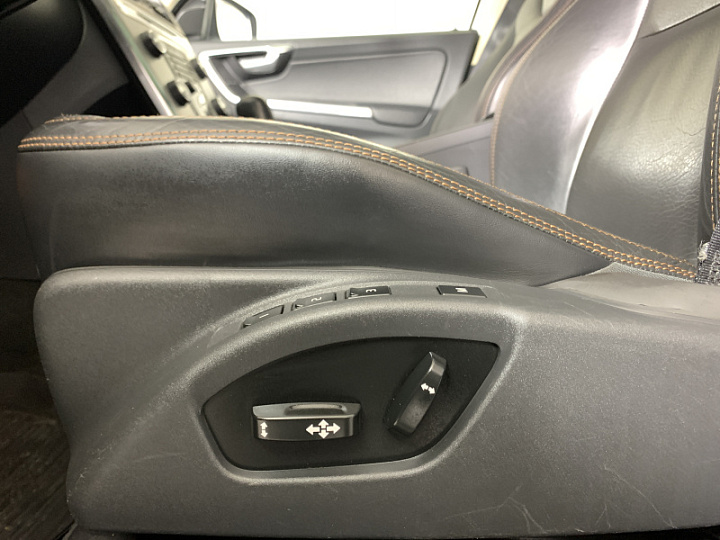 VOLVO XC60 2.4, 2012 года, Автоматическая, БЕЛЫЙ