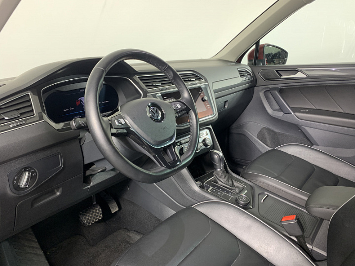 VOLKSWAGEN Tiguan 2, 2018 года, Робот, Вишневый