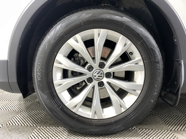 Volkswagen Tiguan 1.4, 2020 года, Механика, Белый