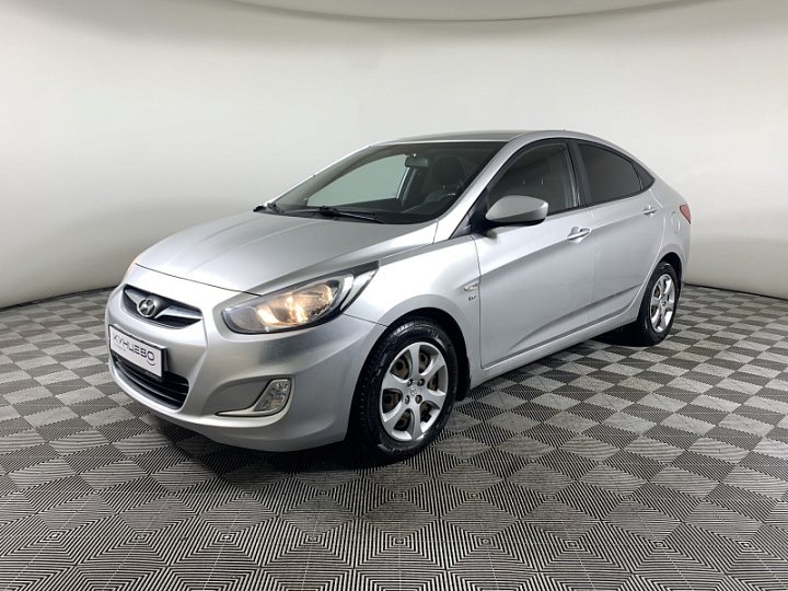 Hyundai Solaris 1.6, 2013 года, Механика, Серебристый