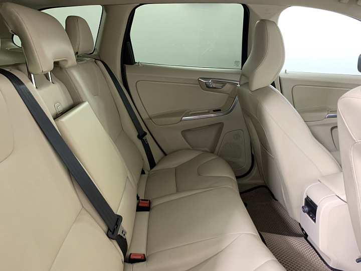 VOLVO XC60 2.4, 2017 года, Автоматическая, ЧЕРНЫЙ