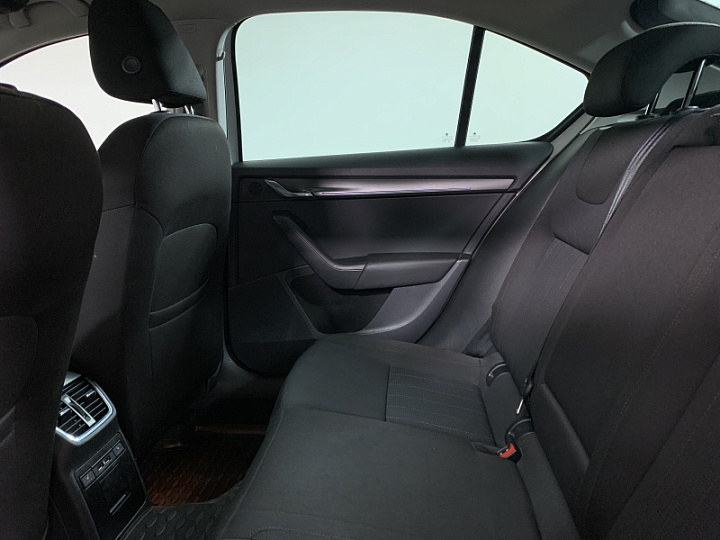 SKODA Octavia 1.8, 2018 года, Механика, БЕЛЫЙ