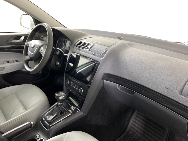 SKODA Octavia 1.8, 2011 года, Робот, БЕЛЫЙ