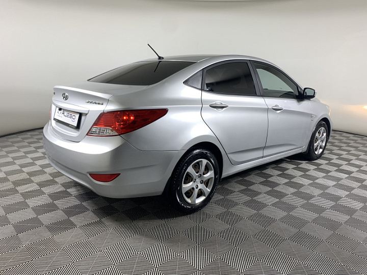 Hyundai Solaris 1.6, 2013 года, Механика, Серебристый
