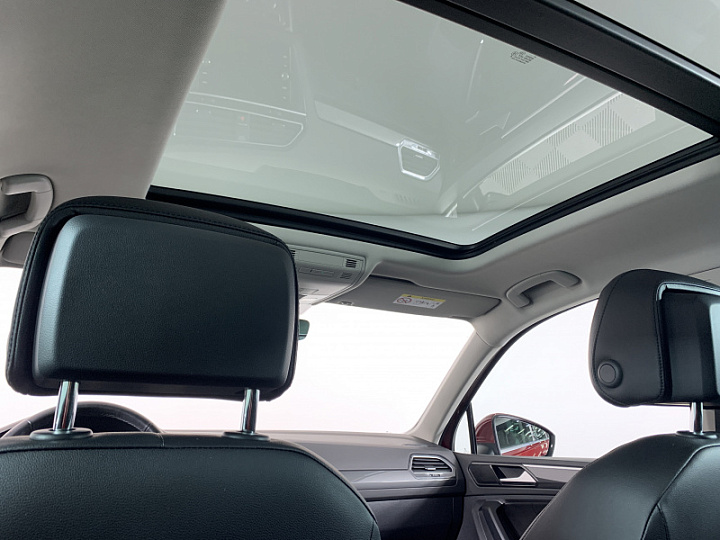 VOLKSWAGEN Tiguan 2, 2018 года, Робот, Вишневый