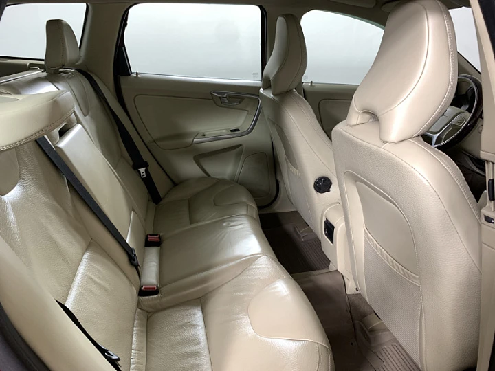 VOLVO XC60 2.4, 2011 года, Автоматическая, КРАСНЫЙ