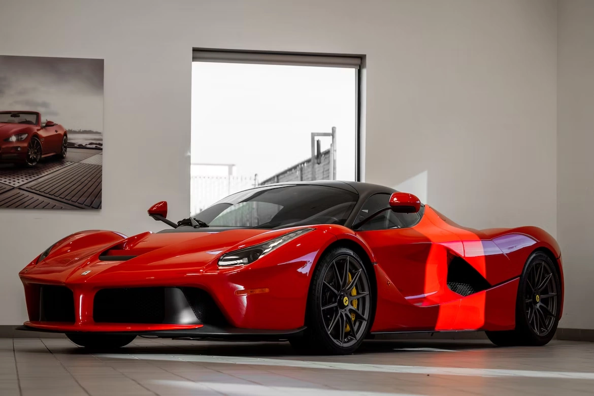 Компания Ferrari начнёт выпускать внедорожники